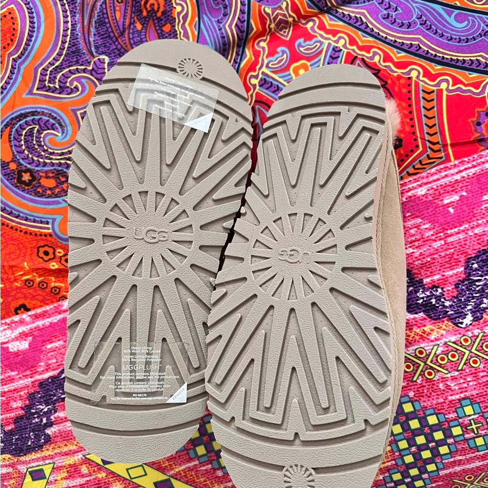 UGG Discoquette Slide Slipper tan size 8
brand new
no box
never worn - Picture 5 of 8